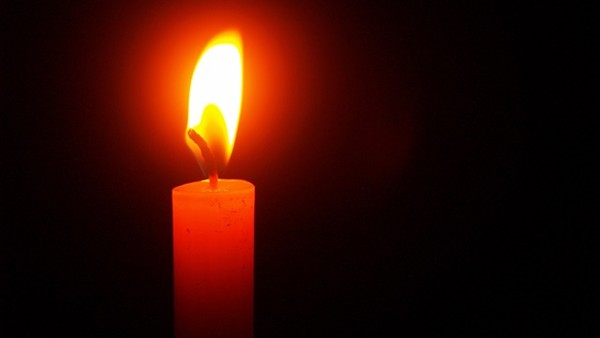▲瓦西里拿出兩支栗色蠟燭來營造氣氛。（示意圖／取自免費圖庫Pexels）