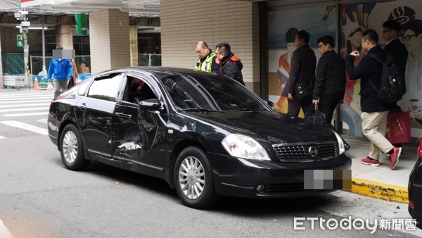 ▲▼一輛自小客車與一台警用機車發生碰撞，騎士送醫。（圖／記者黃彥傑翻攝）