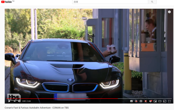 连BMW教练都吓歪的试驾之旅　美国脱口秀主持人开i8挑战德国无限速公路（图／截图自Team Coco Youtube）