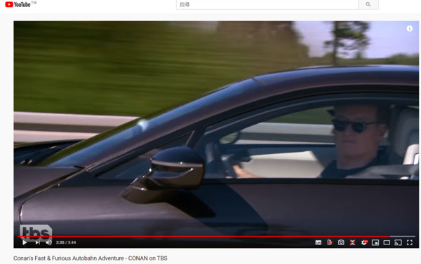 連BMW教練都嚇歪的試駕之旅　美國脫口秀主持人開i8挑戰德國無限速公路（圖／截圖自Team Coco Youtube）