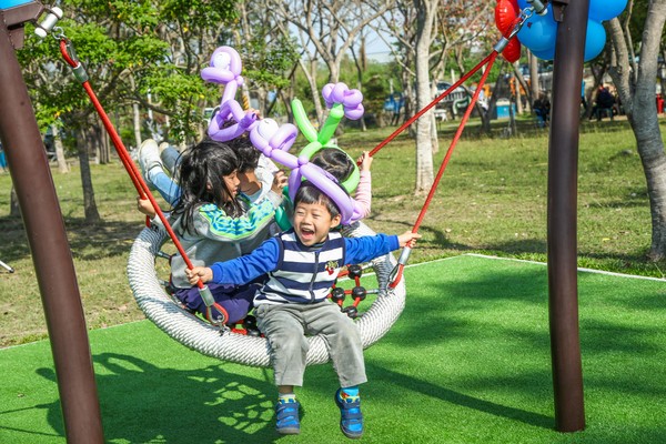 ▲盧秀燕先後主持友善公園和公托中心啟用典禮。（圖／台中市政府提供）