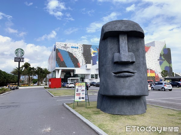 ▲▼花蓮新天堂樂園摩艾像扭蛋機。（圖／新天堂樂園提供）