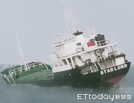 ▲蒙古籍貨輪彰化外海機器故障，船身傾斜，海空緊急救援救出7名船員。（圖／海巡署第四巡防區）