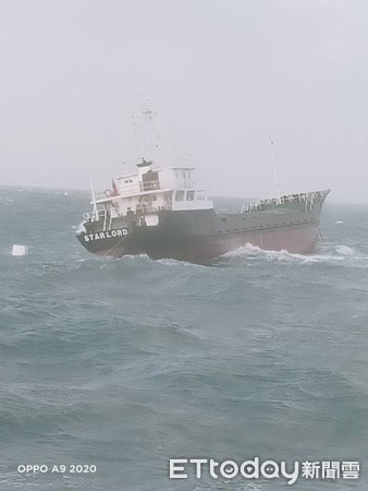 ▲蒙古籍貨輪彰化外海機器故障，船身傾斜，海空緊急救援救出7名船員。（圖／海巡署第四巡防區）
