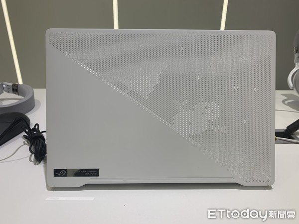▲華碩CES新品亮相！　ExpertBook B9450全球最輕薄、ROG Zephyrus G14個人化被蓋。（圖／記者姚惠茹攝）