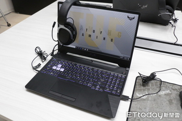 ▲華碩CES新品亮相！　ExpertBook B9450全球最輕薄、收購筆電ROG Zephyrus G14個人化被蓋。（圖／記者姚惠茹攝）