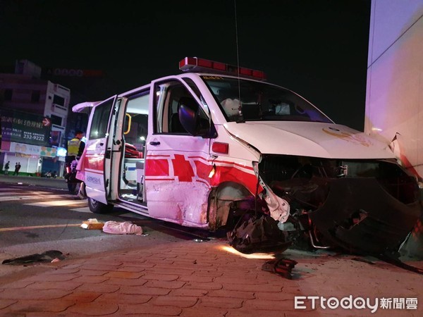 ▲ 嘉義民車撞救護車。（圖／讀者提供）