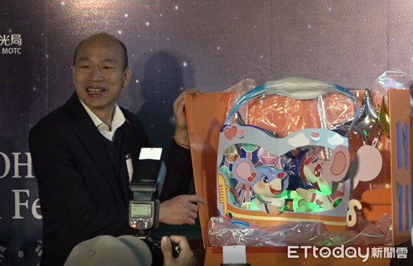 ▲▼   韓國瑜市長到高醫送病童小花燈          。（圖／記者翁進忠攝）