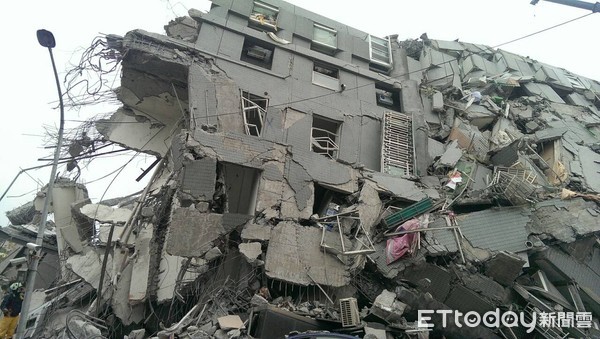 ▲2016年台南市永康區維冠大樓因地震倒塌，造成115人死104人輕重傷，當時動員全國之力搶救傷患。（圖／記者林悅翻攝，下同）