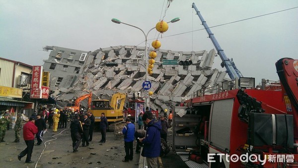 ▲2016年台南市永康區維冠大樓因地震倒塌，造成115人死104人輕重傷，當時動員全國之力搶救傷患。（圖／記者林悅翻攝，下同）