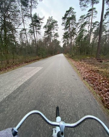 子瑜13日放出在阿姆斯特丹騎腳踏車的照片，開心寫上「喜歡這裡的安靜」。（翻攝IG）