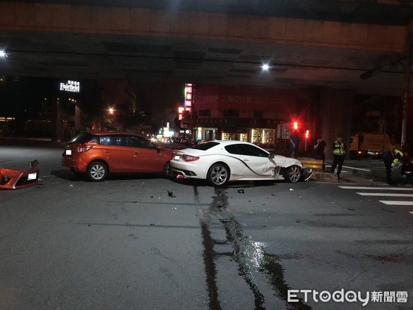 ▲▼造成「海神」右側車身及車頭受損、YARIS左前車頭受損，葉男手腳輕微擦挫傷，YARIS劉姓女駕駛無受傷。