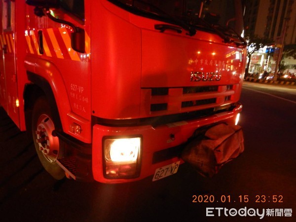 ▲台中台灣大道15日深夜發生自小客車撞消防車的意外。（圖／記者李忠憲翻攝）