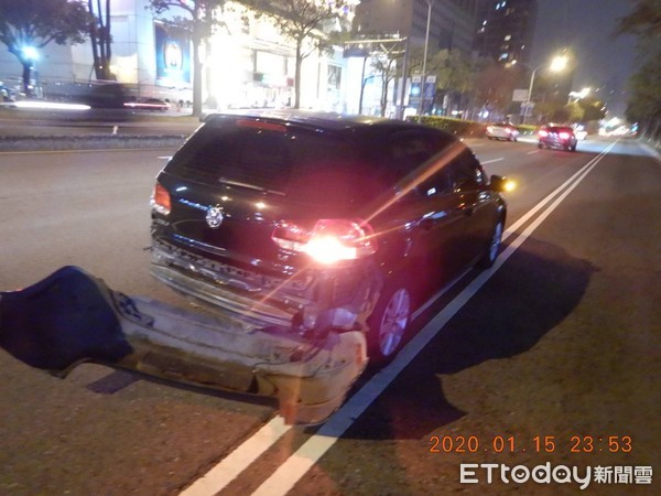 ▲台中台灣大道15日深夜發生自小客車撞消防車的意外。（圖／記者李忠憲翻攝）