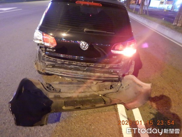 ▲台中台灣大道15日深夜發生自小客車撞消防車的意外。（圖／記者李忠憲翻攝）