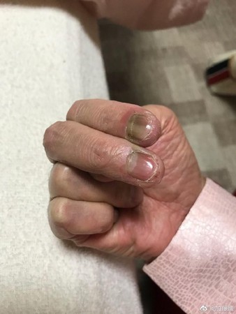 加藤鷹公布了自己已經「生鏽」的金手指以及皺紋滿臉的自拍，讓粉絲難以置信。（翻攝加藤鷹微博）