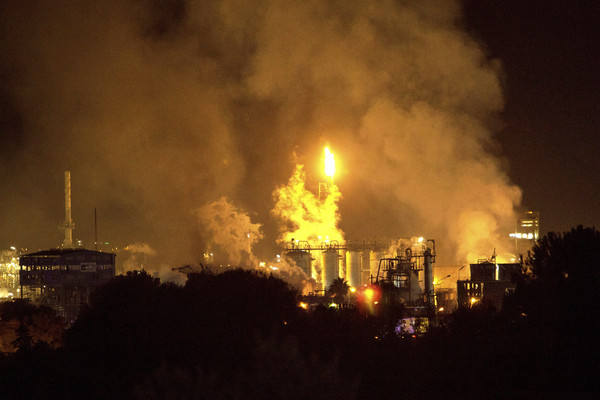 ▲▼西班牙塔拉戈那（Tarragona）的IQOXE化工廠爆炸。（圖／達志影像／美聯社）