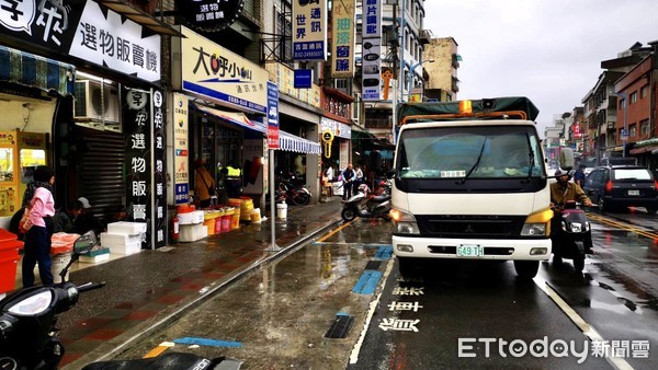 ▲ 市場商圈周邊道路攤販違規占道 金山警強力取締順暢交通。（圖／記者郭世賢翻攝）