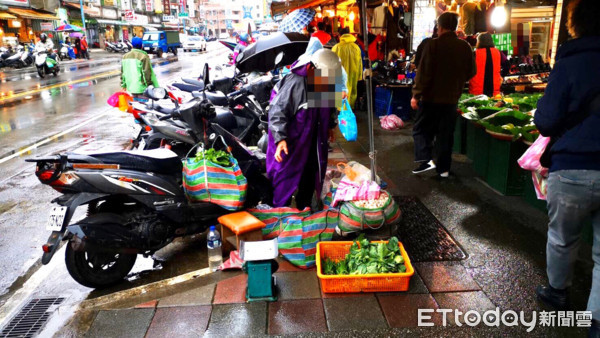 ▲ 市場商圈周邊道路攤販違規占道 金山警強力取締順暢交通。（圖／郭世賢翻攝）