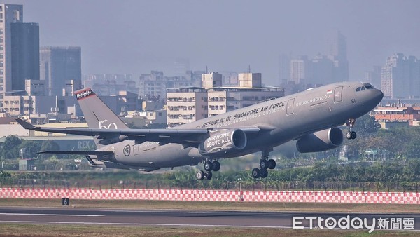 ▲新加坡星光部隊軍機降落小港機場載運傷兵返國             。（圖／網友雷雷提供）