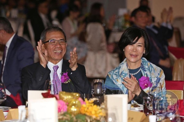 仁寶副董事長陳瑞聰和老婆李敏芳一起出席尾牙。