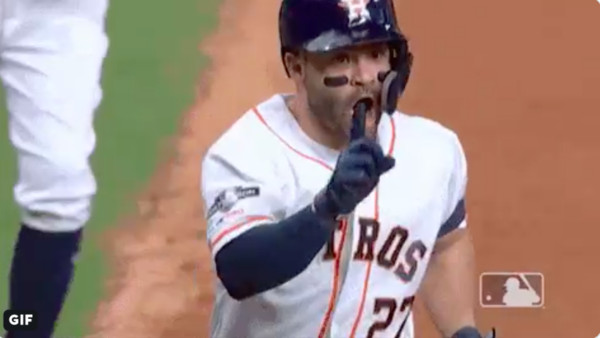 ▲▼前MVP「阿土伯」奧圖維（Jose Altuve）手臂裝蜂鳴器作弊             。（圖／推特影片）