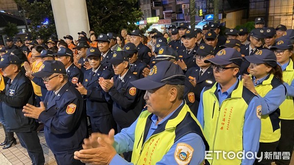 ▲為表揚各協勤民力在這次治安維護工作辛勞，屏東縣長潘孟安帶領警察局副局長林長春等人到恆春警分局慰勞協勤人員。             。（圖／記者陳崑福翻攝）