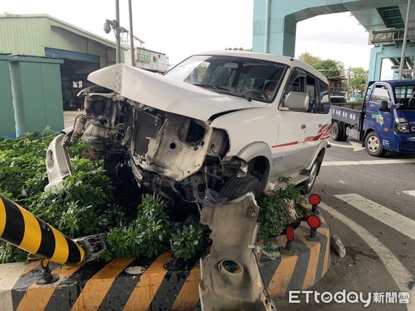 ▲▼新莊一名超狂駕駛整路「度估」，撞倒2機車及號誌燈桿仍在車內睡。（圖／記者陳豐德翻攝）