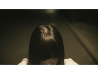 傻陪紅衣小女孩盪鞦韆！國中妹「突變大法師」爬上3樓高鐵網　男同學全拉不住