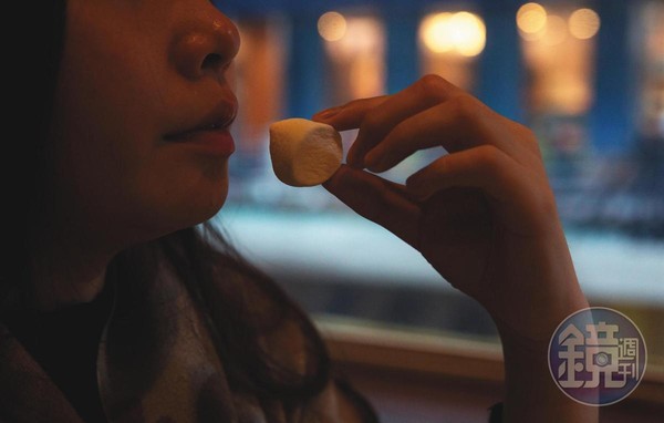 西西至今仍嗜吃軟糖，即使是一顆棉花糖，也要小口慢嘗。