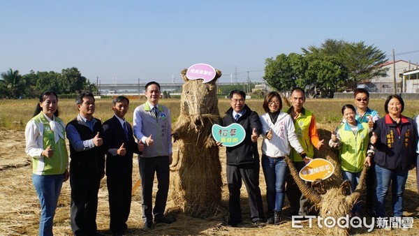 ▲台南市環保局示範廢棄稻稈再利用，希望改變農民稻草僅能燃燒的錯誤觀念。（圖／記者林悅翻攝）