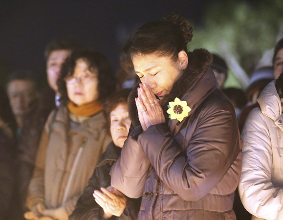 ▲▼日本各地1月17日舉行為日本阪神淡路大地震（神戶大地震）哀悼的儀式。（圖／達志影像／美聯社）
