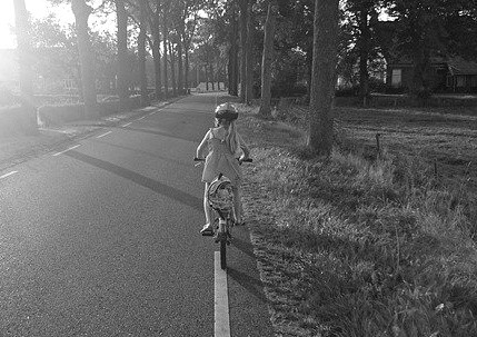  ▲女童,安全帽,腳踏車,單車。（圖／免費圖庫Pixabay）