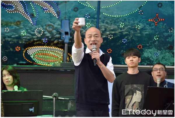▲▼高雄市長韓國瑜在六龜農民節，一上台就舉杯「我先乾」。（圖／翻攝自高雄市政府）