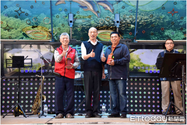 ▲▼高雄市長韓國瑜在六龜農民節，一上台就舉杯「我先乾」。（圖／翻攝自高雄市政府）