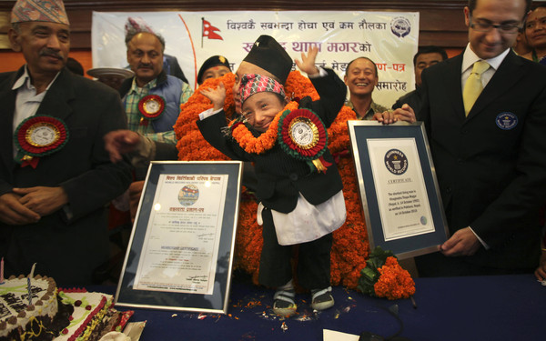 ▲▼出生自尼泊爾的馬加爾（Khagendra Thapa Magar），曾獲金氏世界紀錄認證為「全球最矮小男子」。（圖／達志影像／美聯社）