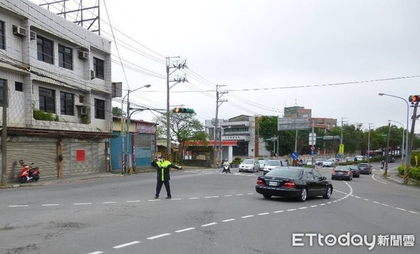 ▲桃園市龍潭警分局針對春節連續假期將屆，員警在中豐路通往小人國主題樂園、六福村與石門水庫等風景區春節期間將實施交管。（圖／記者沈繼昌翻攝） 