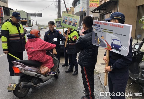 ▲桃園市平鎮警分局針對春節連續假期將屆，員警進行交通管制與酒駕宣導。（圖／記者沈繼昌翻攝） 