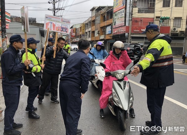 ▲桃園市平鎮警分局針對春節連續假期將屆，員警在主要路口實施交通與酒駕宣導。（圖／記者沈繼昌翻攝）