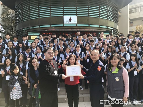 ▲大安國中管樂團100多名師生，參訪台南市新化分局。（圖／記者林悅翻攝，下同）
