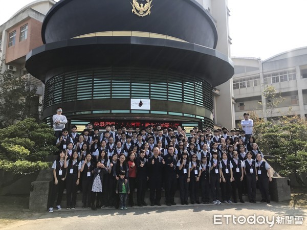 ▲大安國中管樂團100多名師生，參訪台南市新化分局。（圖／記者林悅翻攝，下同）