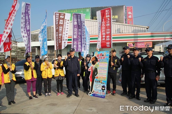 ▲善化警分局「預防犯罪宣導團」，在「善化牛墟市集」手持警語告示牌掃街宣導，最有吸睛效果。（圖／記者林悅翻攝，下同）