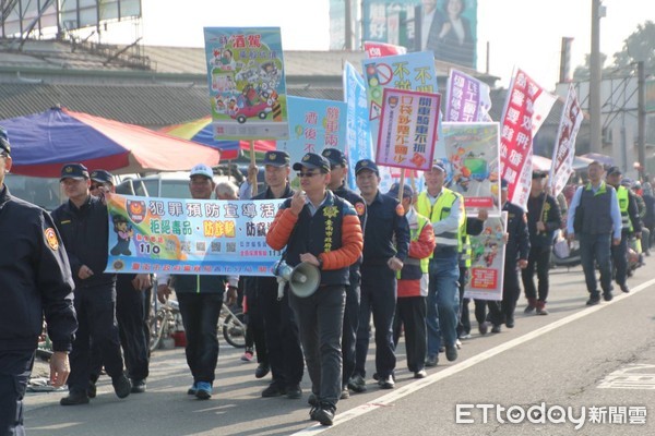 ▲善化警分局「預防犯罪宣導團」，在「善化牛墟市集」手持警語告示牌掃街宣導，最有吸睛效果。（圖／記者林悅翻攝，下同）