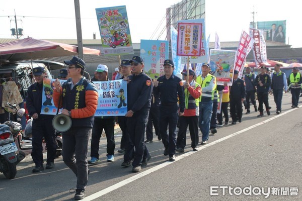 ▲善化警分局「預防犯罪宣導團」，在「善化牛墟市集」手持警語告示牌掃街宣導，最有吸睛效果。（圖／記者林悅翻攝，下同）