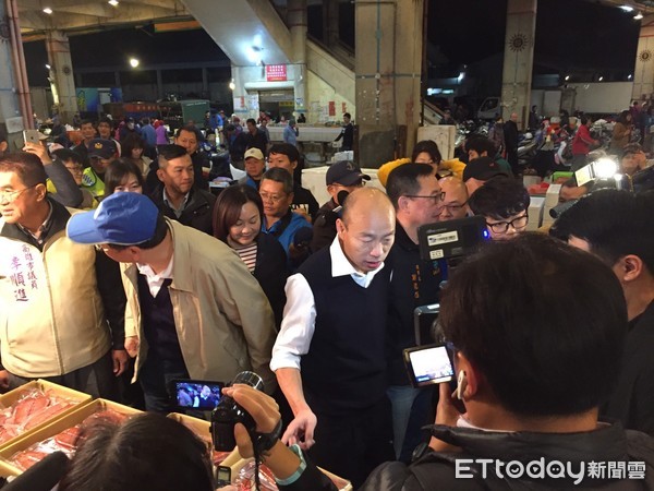 ▲▼  韓國瑜市長到前鎮漁市場巡視魚貨拍賣並發紅包給民眾           。（圖／記者翁進忠攝）