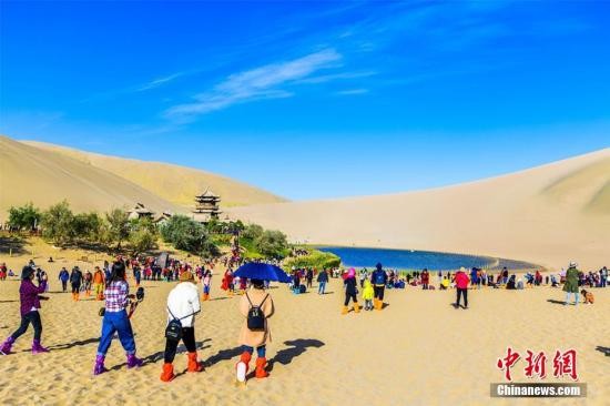 ▲十一長假期間，國際旅遊景點迎來旅客高峰。（圖／中新社）