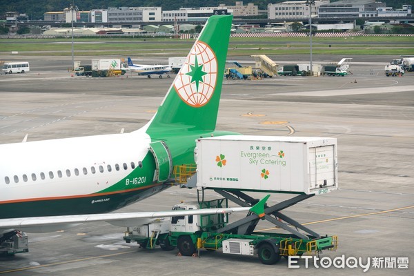 ▲▼EVA Air長榮航空編號B-16201 Airbus A321客機，長榮空廚正在為其補給空中餐點。（圖／記者湯興漢攝）