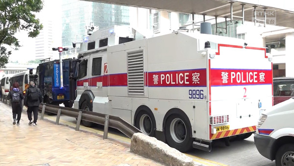 ▲▼香港「天下制裁」集會中環登場　港警水炮車、裝甲車戒備。（圖／翻攝香港電台）