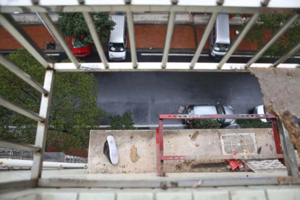 ▲新年大掃除！37歲女爬窗擦玻璃...防盜欄杆秒斷裂　她墜下5樓慘死。（圖／翻攝澎湃新聞）