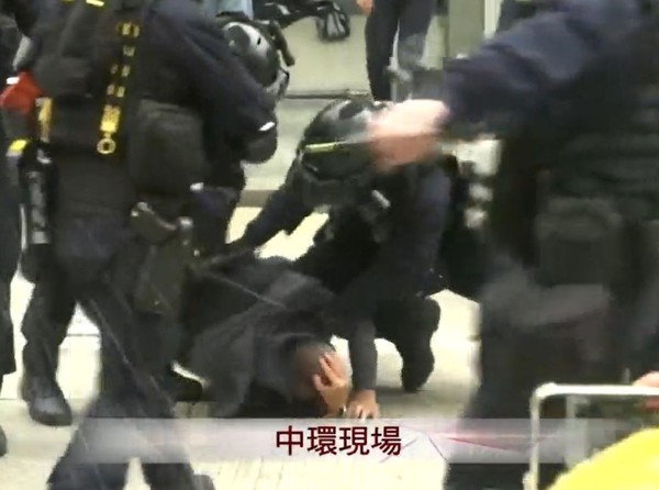 ▲▼香港「天下制裁」集會被終止！黑衣人聚中環與港警發生衝突。（圖／翻攝香港電台）